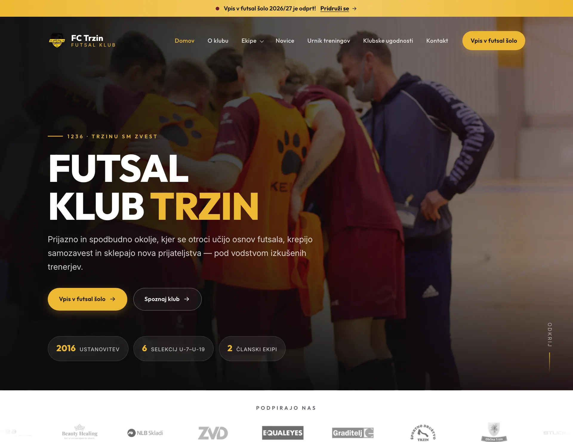 Naslovnica fc-trzin.si: temen hero z grbom in imenom kluba čez fotografijo ekipe v krogu, pas za vpis v futsal šolo in hitra dejstva o klubu.