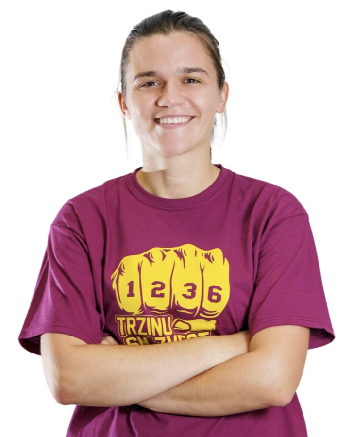 Mojca stoji s prekrižanimi rokami v dresu FC Trzin